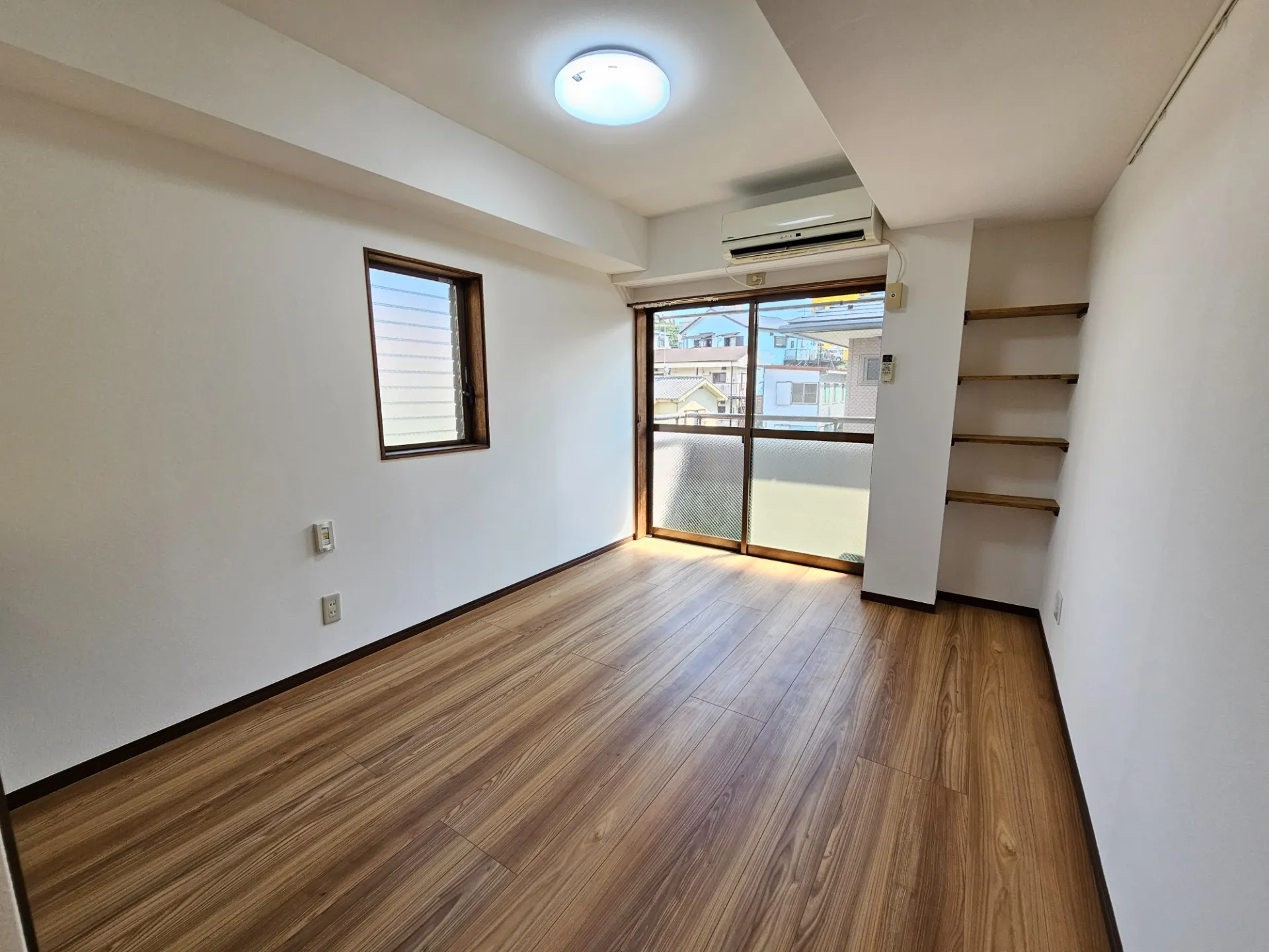 最上階・角部屋の南向きで日当たり良好。