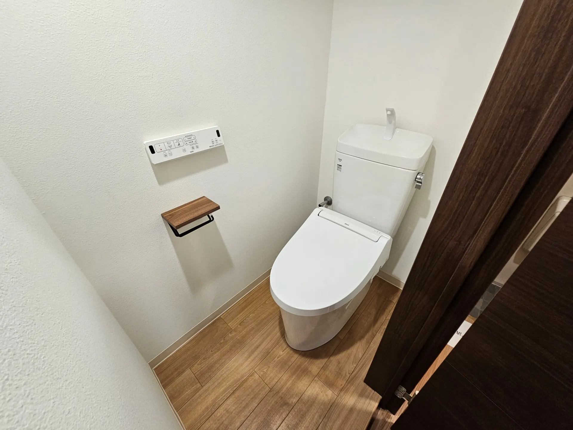 ウォシュレット付きのトイレも完備。