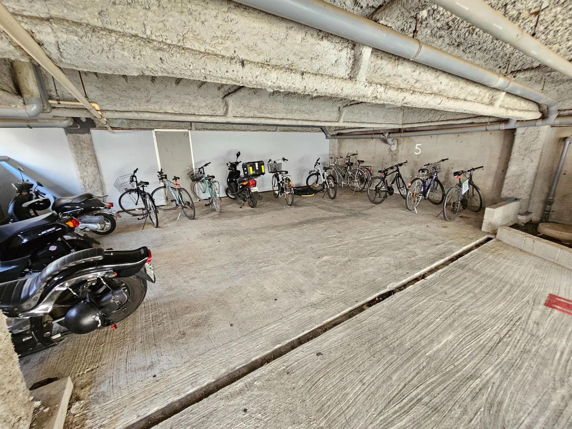 屋根付駐輪場で、バイクも自転車も長持ちします。